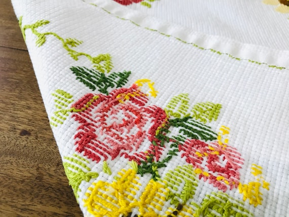 花柄手刺繍 テーブルクロス　ヴィンテージ　ハンドメイド　レースクロス 色とりどりカラフルなお花の手刺繍が素敵なテーブルクロス