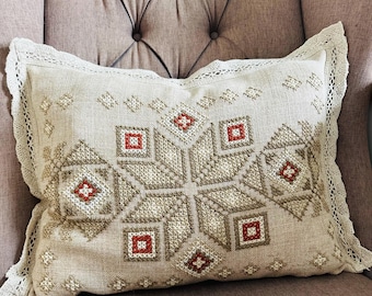Poduszka w kwiaty z haftem krzyżykowym - Poduszka haftowana - Poduszka w stylu vintage - (2)