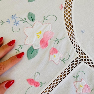 Vintage applique tablecloth with flowers and crochet lace at the end- Handmade appliques flowers tablecloth - Handmade tablecloth (1)