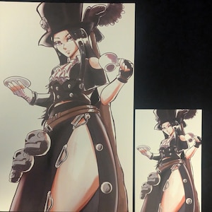 Puede incluir: Ilustración de un personaje con un atuendo negro con sombrero de copa, sosteniendo una taza y un platillo. El personaje tiene cabello largo y negro y usa guantes. El atuendo incluye una falda larga con detalles de calaveras y un cinturón marrón.