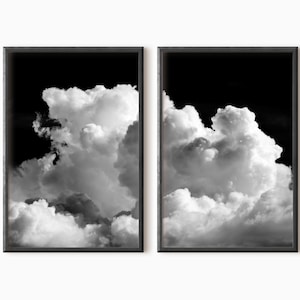 Könnte beinhalten: Zwei Schwarzweißfotos von fluffigen Wolken vor einem dunklen Himmel in schwarzen Rahmen.