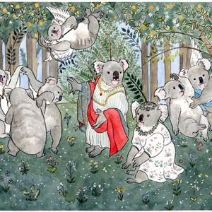 Puede incluir: Ilustración en acuarela de koalas en un entorno forestal caprichoso. Algunos koalas están vestidos con túnicas y vestidos, mientras que uno está representado como un ángel con arco y flecha. La escena se desarrolla entre árboles y flores.