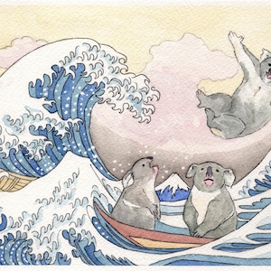 以下が含まれることがあります： 日本の芸術にインスパイアされた、大きな波でサーフィンをするコアラを描いた水彩画。この画像には、ボートに乗った3匹のコアラが描かれており、1匹は空中にいます。波は青と白で、ピンクの空と背景に山があります。