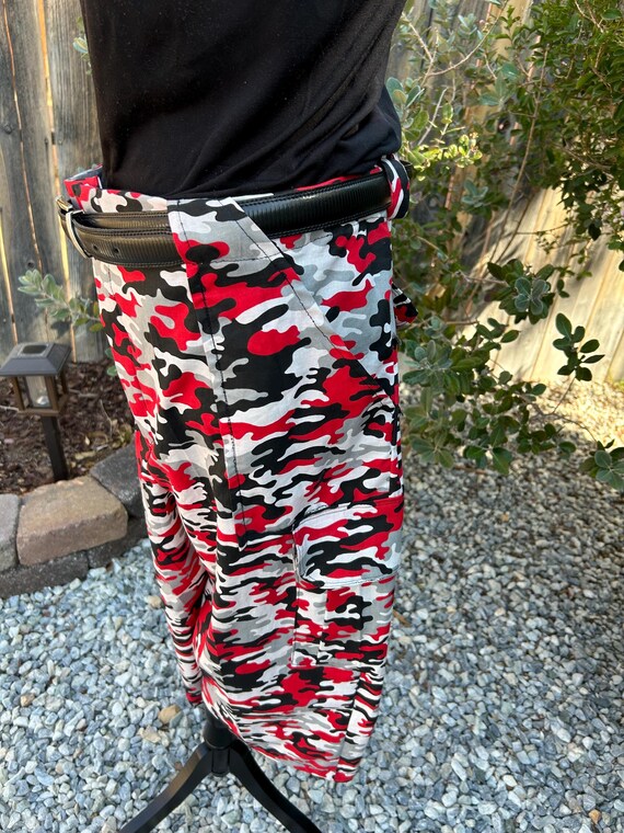Pantaloni mimetici rossi sale