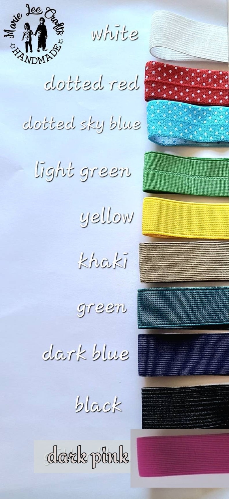 Peut inclure: Un assortiment de bandes &eacute;lastiques de diff&eacute;rentes couleurs et motifs, notamment blanc, rouge &agrave; pois, bleu ciel &agrave; pois, vert clair, jaune, kaki, vert, bleu fonc&eacute;, noir et rose fonc&eacute;. Les bandes &eacute;lastiques sont dispos&eacute;es verticalement sur une surface blanche.