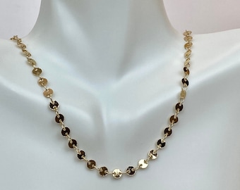 Gargantilla con disco relleno de oro: delicada cadena en capas