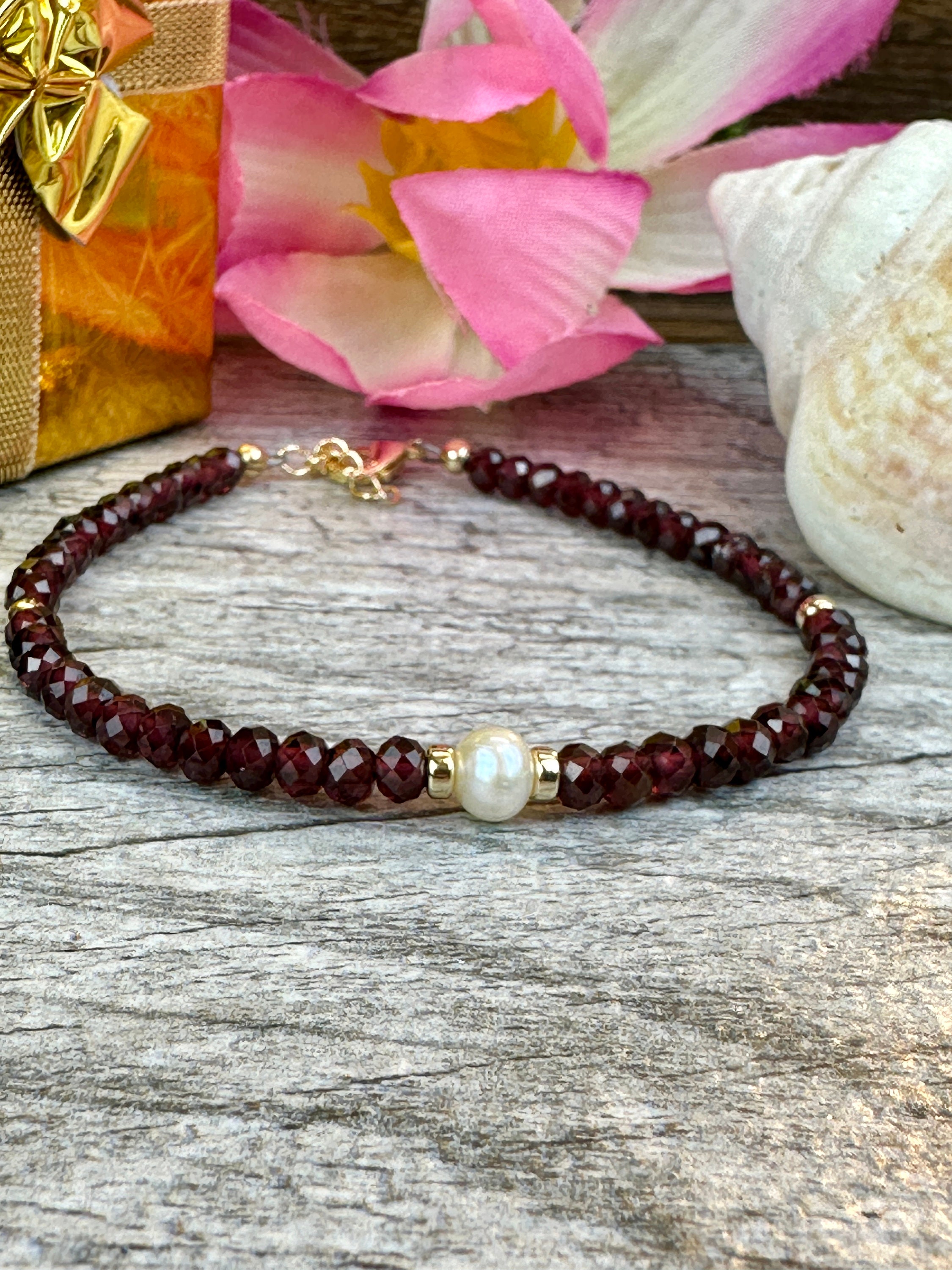 Bracciale in oro e perle d'acqua dolce con granato rosso intenso, gioiello boho con pietra preziosa portafortuna di gennaio, regalo per il 25° compleanno della moglie per la fidanzata - Italia