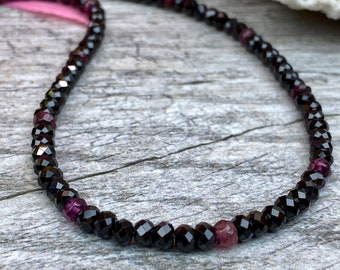 Collier perlé spinelle noir et grenat rouge, pierres précieuses noires naturelles, superposition, cadeau pour lui et pour elle, collier unisexe, pierres précieuses naturelles