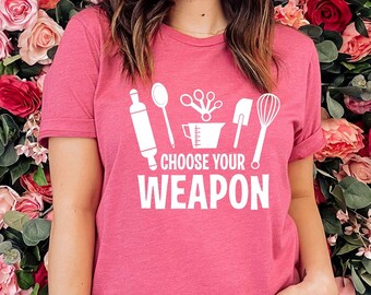 Elija su camiseta de arma / Camiseta divertida para hornear en casa / Regalo para hornear / Regalos para panaderos / Competencia para hornear / Herramientas para hornear / Pastelero / Panadería