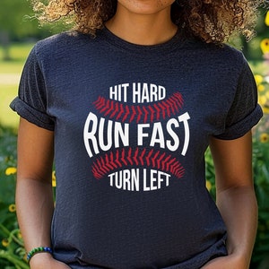 T-shirt Hit Hard Run Fast Turn Left | Grappig softbalshirt | Cadeau voor softbalcoach | Honkbalcoach | Cadeau sportliefhebber | Game Day-shirt