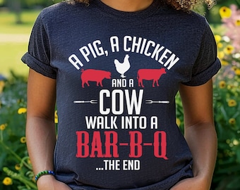 Un cerdo, un pollo y una vaca entran en un bar-B-Q La camiseta final / Camisa de parrilla divertida / Camisa de barbacoa / Regalos para fumadores de barbacoa / Camisas de chef