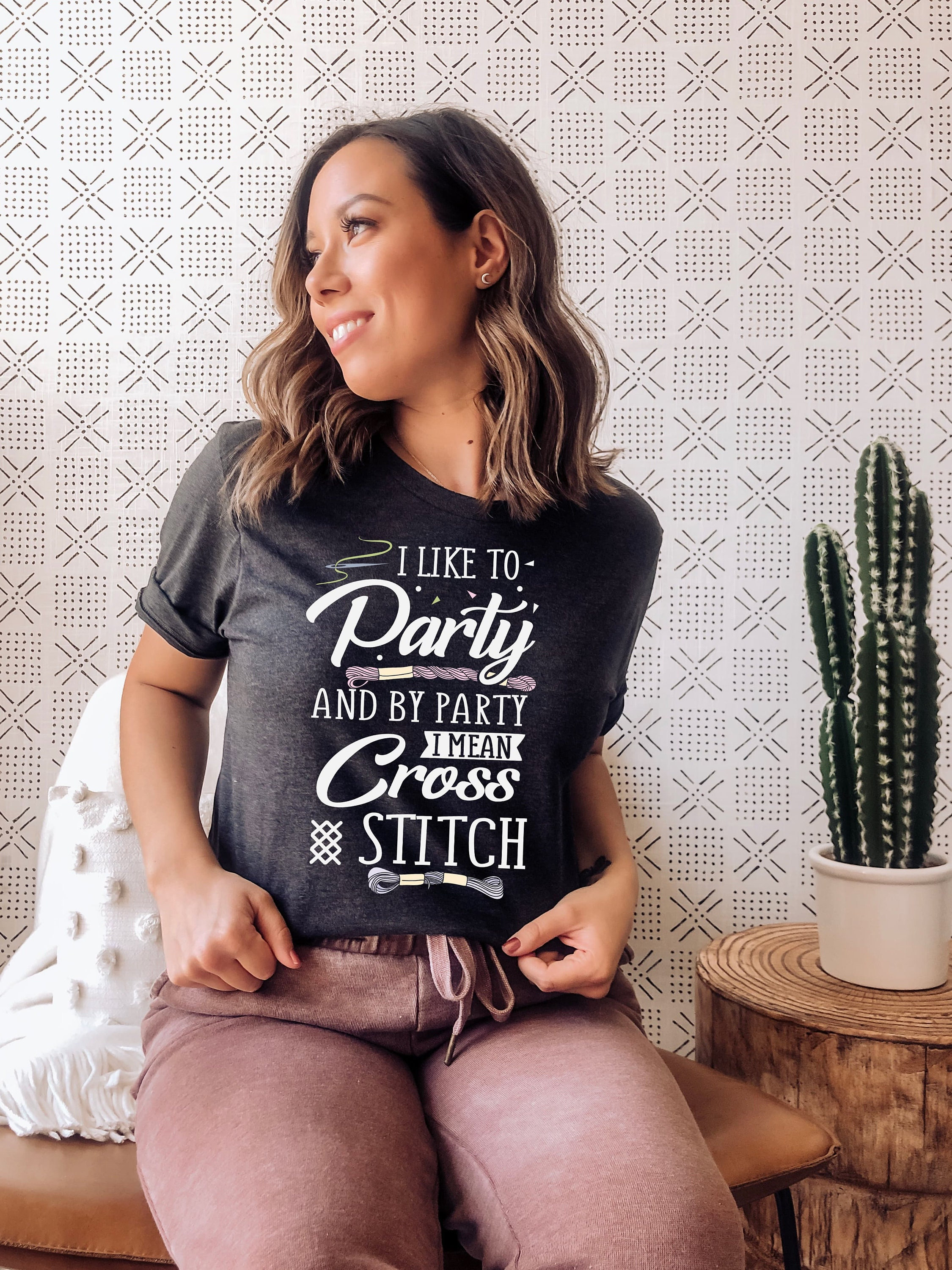 Me gusta ir de fiesta, y por fiesta me refiero a camiseta de punto de cruz / camisa de costura divertida / artes y manualidades / regalo para quilter / club de costura