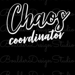 Può includere: Un design grafico nero con il testo bianco Chaos coordinator. La parola Chaos è scritta in un grande carattere corsivo in grassetto, mentre la parola coordinator è scritta sotto in un carattere bianco più piccolo, pulito e senza grazie.