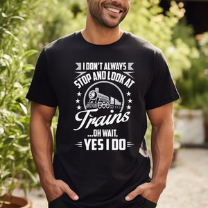 Puede incluir: Camiseta negra con un gráfico blanco de un tren y el texto "No siempre me detengo a mirar los trenes...oh, espera, sí lo hago."