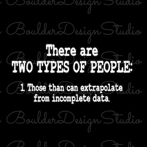 Könnte beinhalten: Schwarzer Hintergrund mit weißem Text: „Es gibt ZWEI Arten von Menschen: 1. Diejenigen, die aus unvollständigen Daten extrapolieren können.“ Der Text ist fett und ohne Serifen.