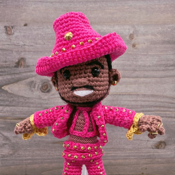 Muster NUR Rapper inspiriert Häkelpuppe Amigurumi trägt seinen rosa Cowboy Anzug ideal für Fans