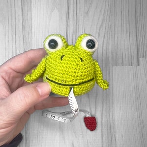 Jerome The Crochet Frog Tape Measure Acogedor y patrón de alfiletero solamente
