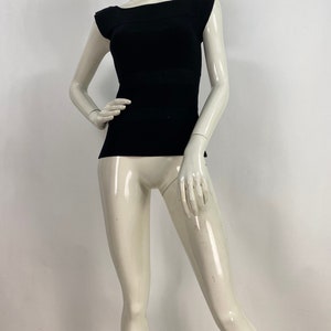 K&ouml;nnte beinhalten: Ein schwarzes &auml;rmelloses Oberteil mit Rundhalsausschnitt und figurbetonter Silhouette.
