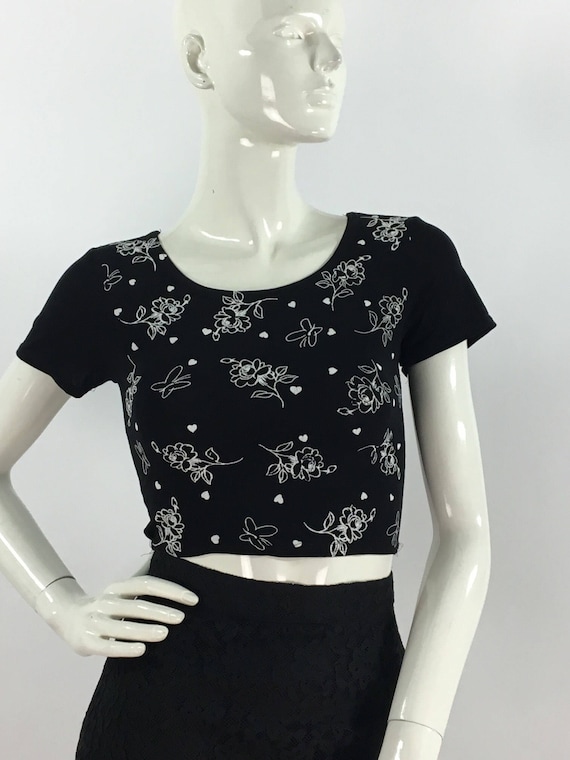 【Badee】Old English Printing Crop Top Old English Printing Crop Top Black - BADÉE