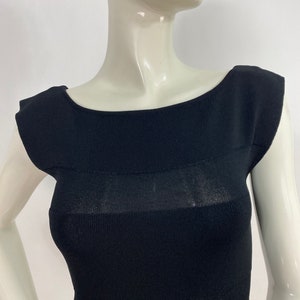 K&ouml;nnte beinhalten: Ein schwarzes, &auml;rmelloses Strickkleid mit Rundhalsausschnitt und figurbetonter Silhouette.