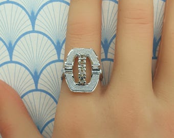 Pierścionek koktajlowy w stylu Art Deco, wykonany z grubego srebra próby 925 i cyrkonii sześciennych, z pudełkiem