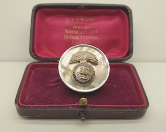 Antike WW1 Sterling Silber und Perlmutt Royal Northumberland Fusiliers Sweetheart Brosche