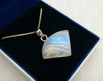 Vintage 925 Sterling Silver and Large Blue Flash Labradorite Cabochon Pendant Necklace with Box