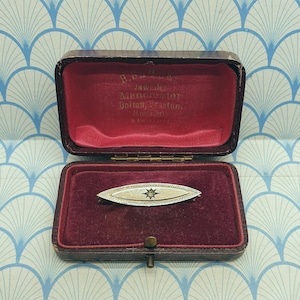 Broche édouardienne antique en plaqué or rose sertie de pierres précieuses sur le devant
