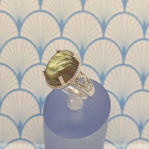 Vintage 925 Solid Sterling Silver and Labradorite Cabochon Statement Ring