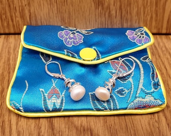Pendientes colgantes de plata de ley 925 y perlas de agua dulce con bolsita de regalo bordada.