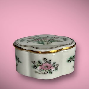 Vintage porseleinen doosje met bloemdecor