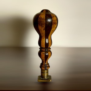 Antieke zegel met gedraaid houten handvat