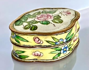 Little cloisonné box from China with floral decoration