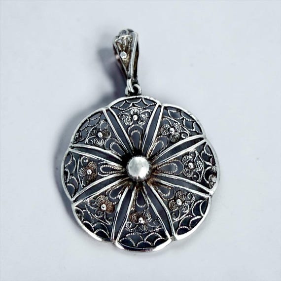 Vintage 935 Silver Filigree pendant. Flower shape.