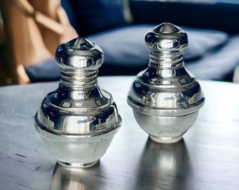 Salero y pimentero de plata hechos en Egipto