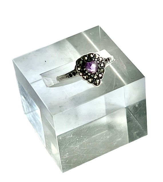 Bague Ancienne En Argent Sertie D'une Pierre Mauve Synthétique Et De Marcassites - Occasion