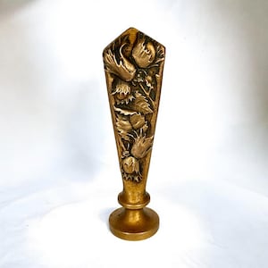 Antiguo mango de sello de lacre en bronce ormolú con decoración en relieve