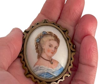 Broche Ancienne Limoges - Jeune Femme Songeuse En Porcelaine Peinte, Vintage, Bon état D'usage