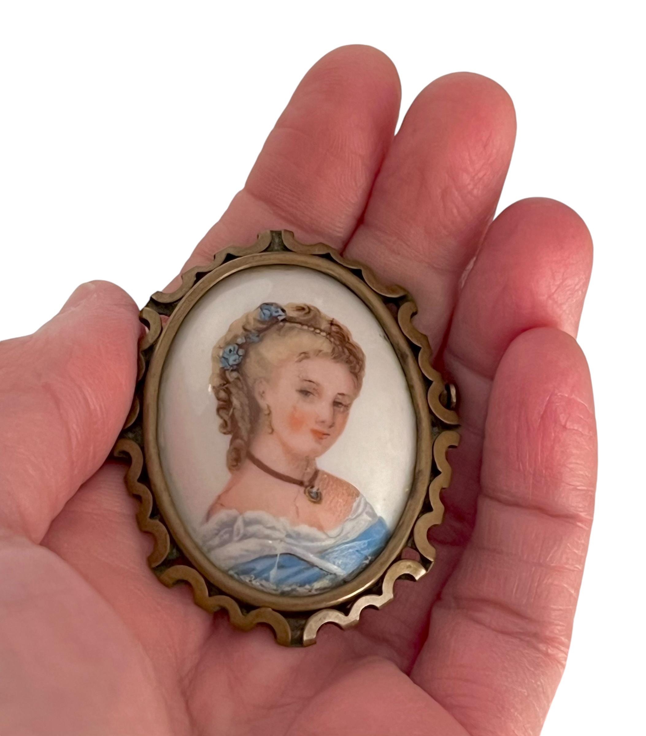 Broche Ancienne Limoges En Porcelaine - Portrait De Femme Avec Monture En Laiton Doré, Vintage