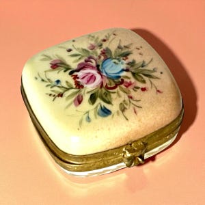 ヴィンテージのリモージュ磁器製ピルボックス：手描きの花柄デザイン 