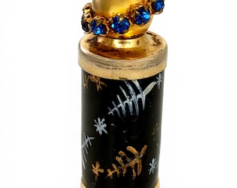 Frasco de perfume en miniatura de estilo vintage con pedrería azul y decoración de esmalte negro