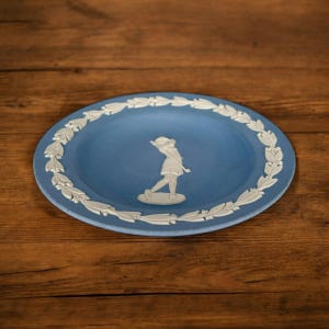 Wedgwood pin dish with female golfer
