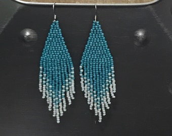 Graziosi orecchini con perline con frange, blu e grigio chiaro