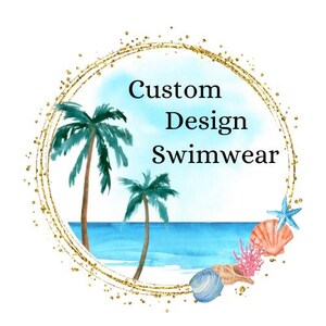 Puede incluir: Un marco circular de purpurina dorada con un fondo azul acuarela. El texto "Custom Design Swimwear" est&aacute; en el centro del marco. Palmeras, conchas y una estrella de mar se encuentran en la parte inferior del marco.