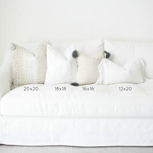 Puede incluir: Cuatro cojines decorativos de diferentes tama&ntilde;os y patrones en un sof&aacute; blanco. Los cojines miden 50x50 cm, 45x45 cm, 40x40 cm y 30x50 cm.