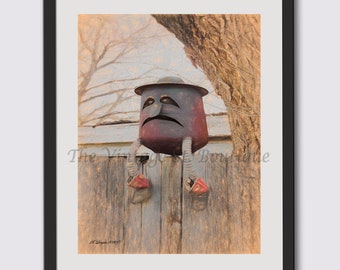 Peut inclure: Une sculpture en bois fantaisiste d'un visage avec un chapeau, assis sur une clôture en bois. La sculpture a des chaussures rouges et un aspect vieilli et usé.