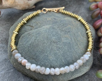 Elegante Mondstein Perlen im Boho Stil Armband.