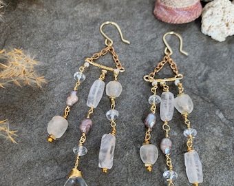 Preciosos pendientes colgantes con cuentas de piedras preciosas.