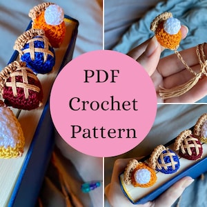 Peut inclure: Une collection de marque-pages en forme de parts de tarte au crochet miniature avec des couleurs de croûte et de garniture variées, notamment orange, bleu, bordeaux et jaune avec des sommets blancs. Le texte PDF Crochet Pattern est affiché.