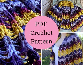 Può includere: Uno schema per uncinetto in PDF che mostra uno scialle multicolore con un motivo a punti traforati ondulati. I colori del filato includono tonalità giallo senape, viola scuro e lavanda chiaro. Il testo PDF Crochet Pattern è centrato in un cerchio rosa.